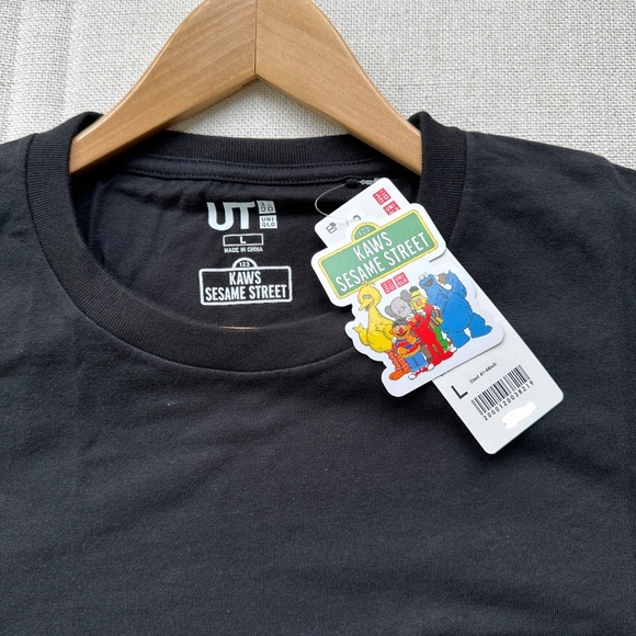 [NEW] KAWS x Uniqlo x Sesame Street Black Tee - Picture 5 of 9